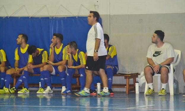 Juanma Bermejillo dirigiendo a su equipo. 