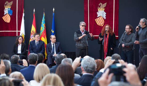 Mónica Oltra, junto a Ximo Puig y Gabriel Echávarri, durante un acto en Alicante. 