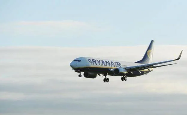 Un avión de Ryanair en pleno vuelo.