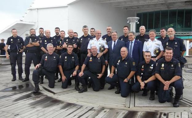 El ministro del Interior con los policías.