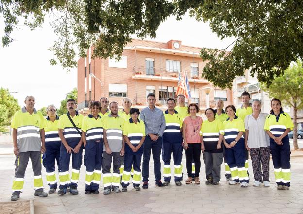 Los trabajadores seleccionados, con el alcalde. 