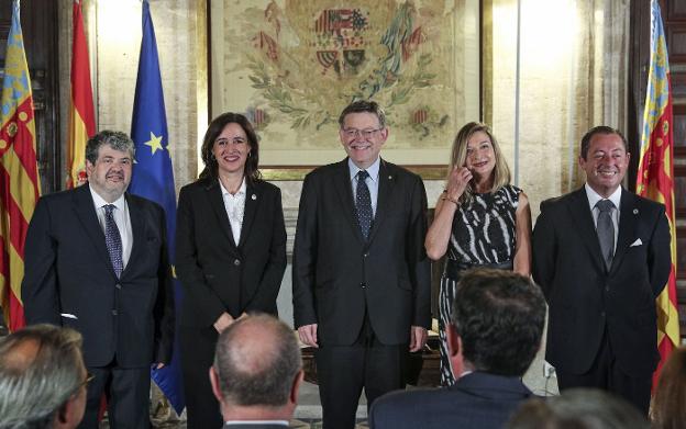 Margarita Soler (segunda por la izquierda), junto a Ximo Puig y el resto de nuevos miembros del Consell Jurídic. 