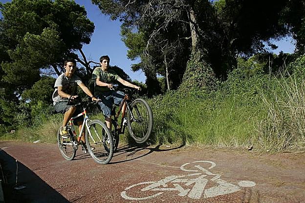 Dos ciclistas circulan de forma correcta en El Saler.