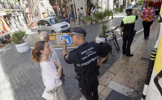 Un policía indica los cambios. 