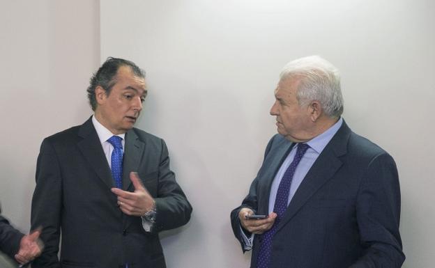 El presidente de la Confederación Empresarial Valenciana (CEV), Salvador Navarro (izqda), conversan con el presidente de la patronal alicantina Coepa, Francisco Gómez.