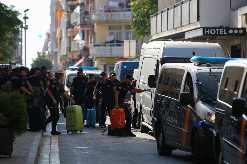 Alrededor de 400 policías nacionales alojados en dos hoteles de Pineda de Mar se despiden de la población entre los aplausos de los vecinos y abrazos con los Mossos