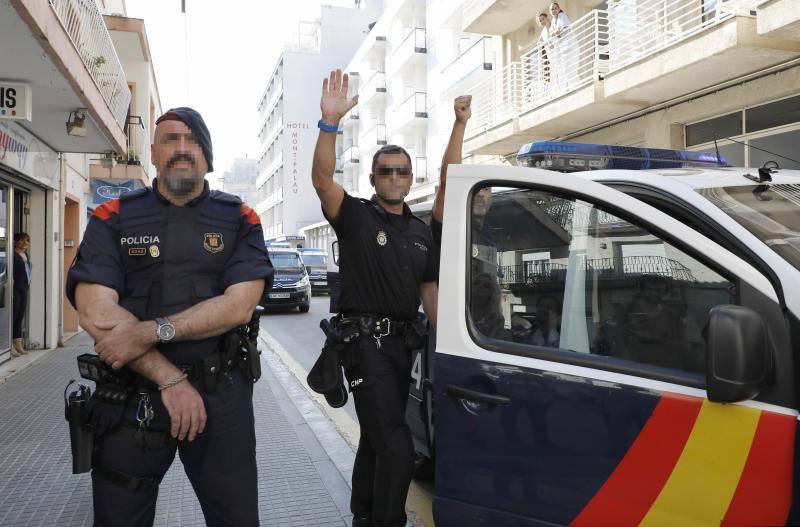 Alrededor de 400 policías nacionales alojados en dos hoteles de Pineda de Mar se despiden de la población entre los aplausos de los vecinos y abrazos con los Mossos