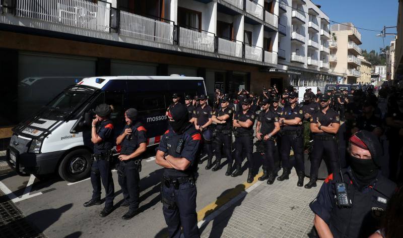 Alrededor de 400 policías nacionales alojados en dos hoteles de Pineda de Mar se despiden de la población entre los aplausos de los vecinos y abrazos con los Mossos