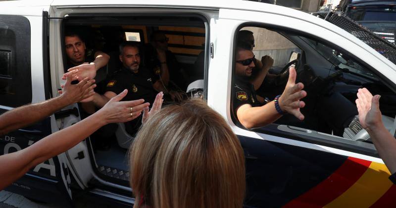 Alrededor de 400 policías nacionales alojados en dos hoteles de Pineda de Mar se despiden de la población entre los aplausos de los vecinos y abrazos con los Mossos