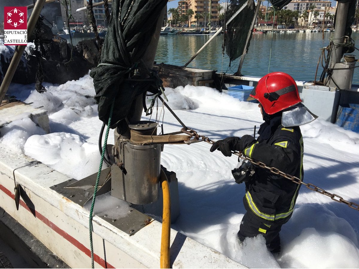 Fotos del incendio de una embarcación de pesca en Benicarló