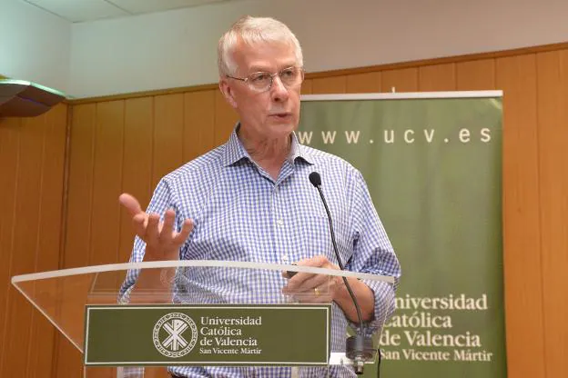 Richard J. Roberts, ayer, durante su conferencia en la UCV. 