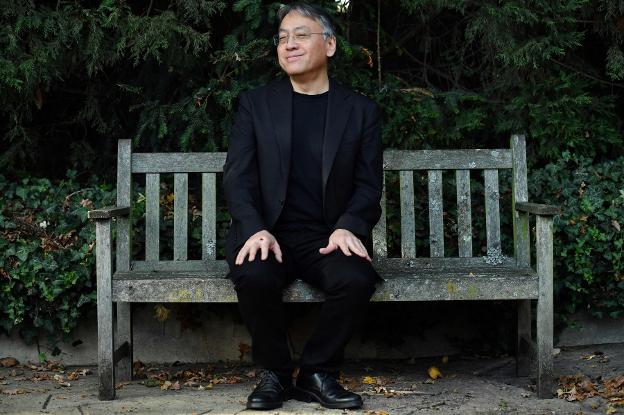 Kazuo Ishiguro posa ayer en el jardín de su residencia de Londres tras ganar el Nobel. 
