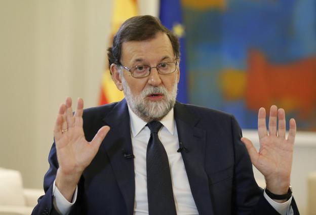 El jefe del Gobierno, Mariano Rajoy, durante un momento de la entrevista con la agencia Efe ayer en La Moncloa. 