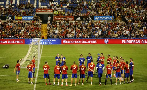 La selección española, antes del entrenamiento del jueves. 