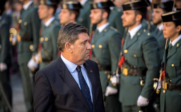 El director general de la Guardia Civil, José Manuel Holgado, preside un acto de homenaje a las banderas. 