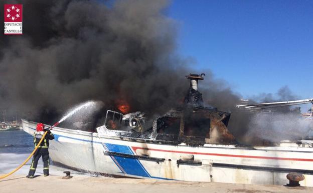 Sofocan el incendio de un barco de pesca amarrado en el puerto de Benicarló