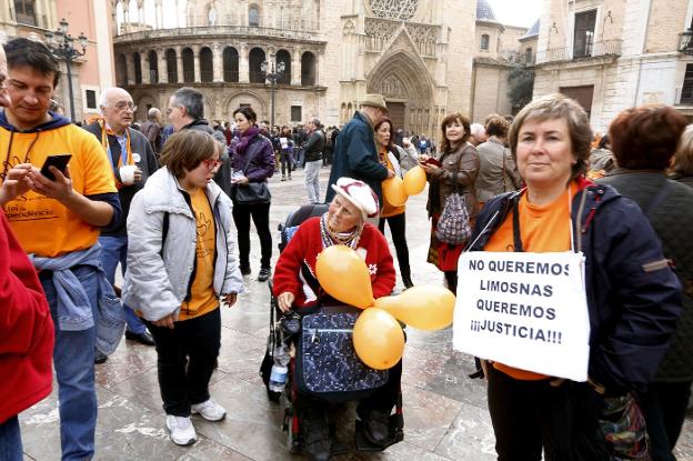 Protesta de dependientes y su familiares en la plaza de la Virgen. 