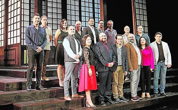 Davide Livermore rodeado del equipo de 'Madame Butterfly'. 