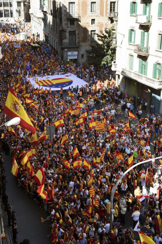 Miles de personas se conentran en la capital catalana para «recuperar la sensatez»