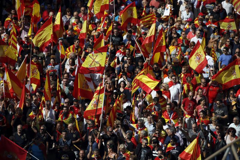 Miles de personas se conentran en la capital catalana para «recuperar la sensatez»