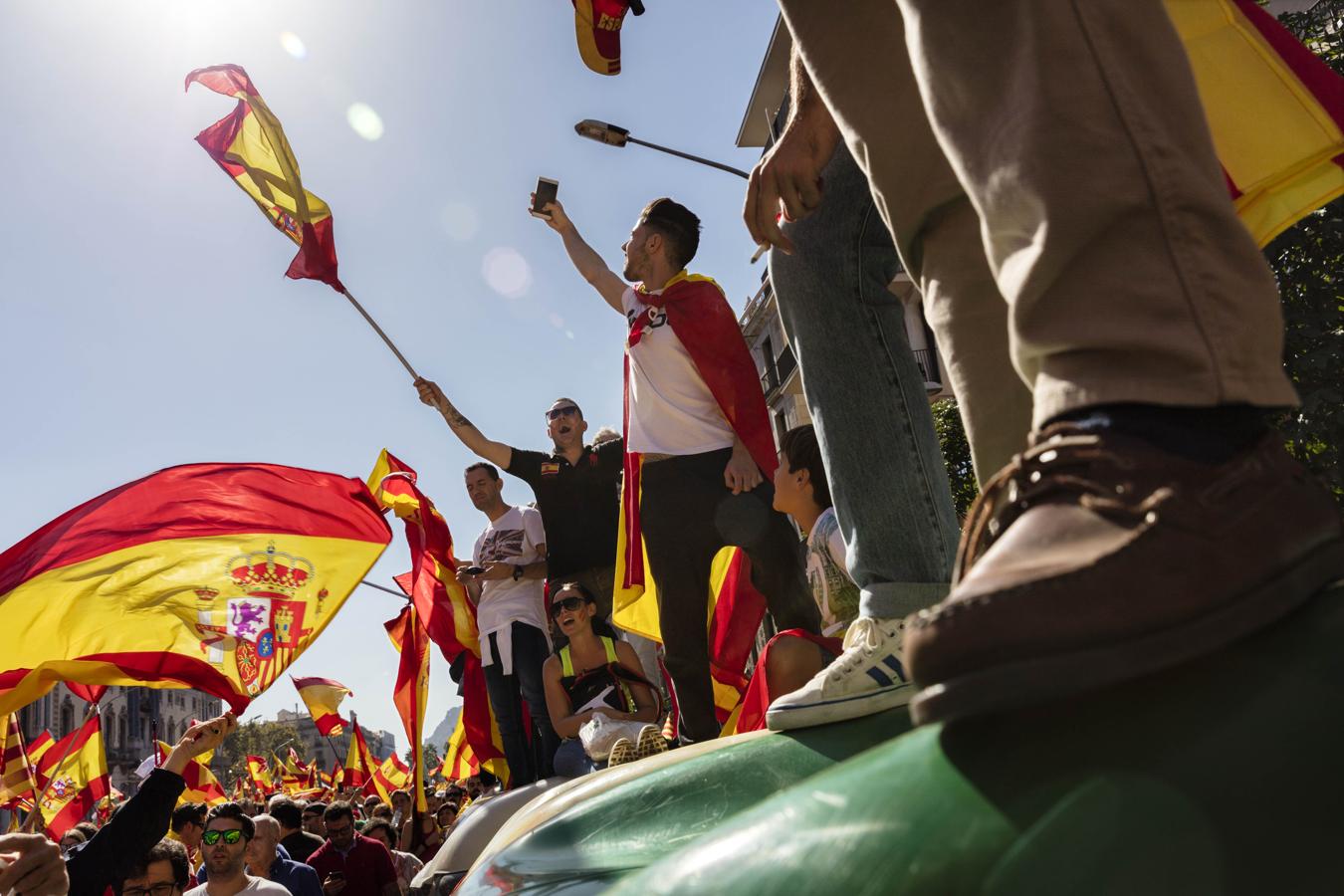 Miles de personas se conentran en la capital catalana para «recuperar la sensatez»