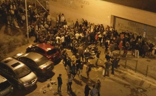 Un botellón en una calle de Benimaclet.