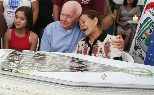 Funeral por uno de los niños fallecidos. 