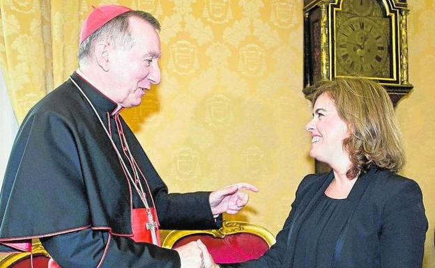 Sáez de Santamaria saluda en Roma al secretario de Estado de la Snata Sede, Pietro Parolin. 