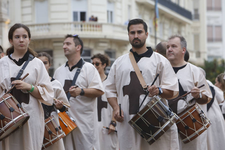 Como cada año, el 9 d'Octubre se realiza el desfile de Moros y Cristianos por el centro de la ciudad.