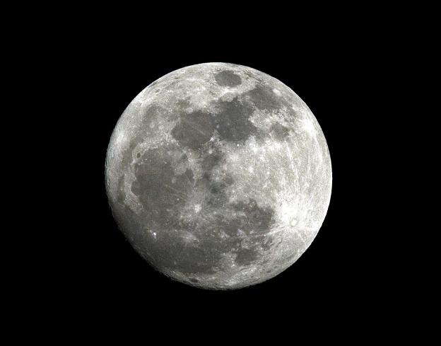 Imagen de la Luna en la que se pueden ver en oscuro sus mares. 