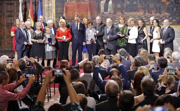 Joan Manuel Serrat recibe el galardón de Ximo Puig.