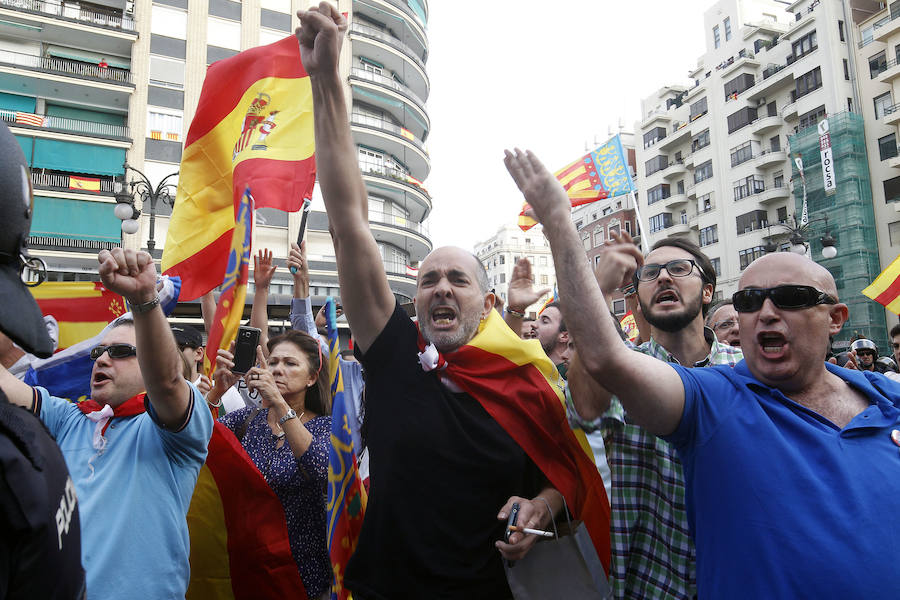 La manifestacion a favor de la lengua valenciana ha tenido que ser protegida por los antidisturbios debido a las agresiones de fascistas a integrantes de la Cup y Arran.