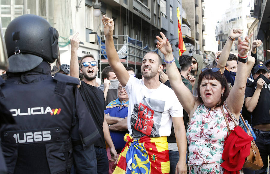 La manifestacion a favor de la lengua valenciana ha tenido que ser protegida por los antidisturbios debido a las agresiones de fascistas a integrantes de la Cup y Arran.