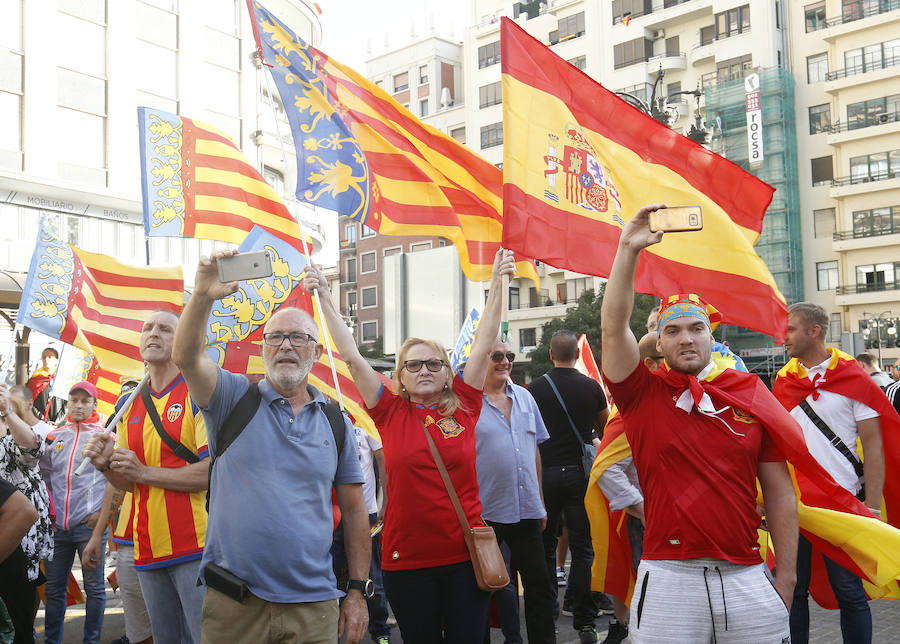La manifestacion a favor de la lengua valenciana ha tenido que ser protegida por los antidisturbios debido a las agresiones de fascistas a integrantes de la Cup y Arran.