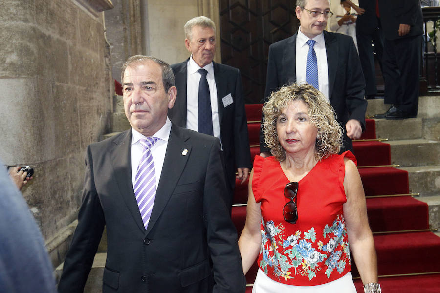 Fotos de autoridades y empresarios en el Palau de la Generalitat tras el acto institucional del 9 d&#039;Octubre