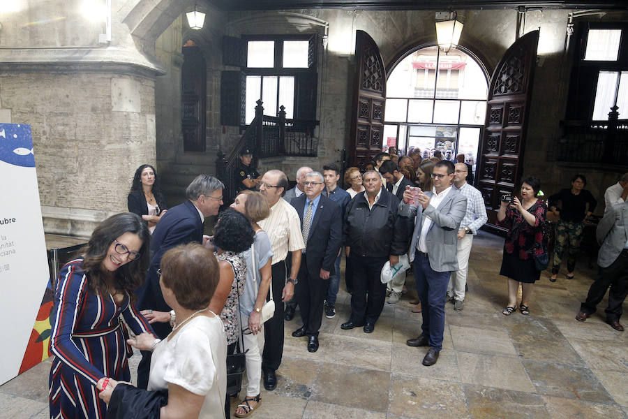 Fotos de autoridades y empresarios en el Palau de la Generalitat tras el acto institucional del 9 d&#039;Octubre