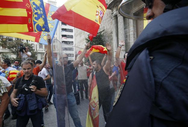 Los antidisturbios de la Policía Nacional tuvieron que intervenir en la Plaza de San Agustín. 