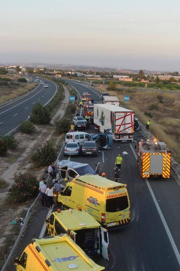 Fotos del accidente mortal en la A-7 en Murcia, donde han fallecido 5 personas