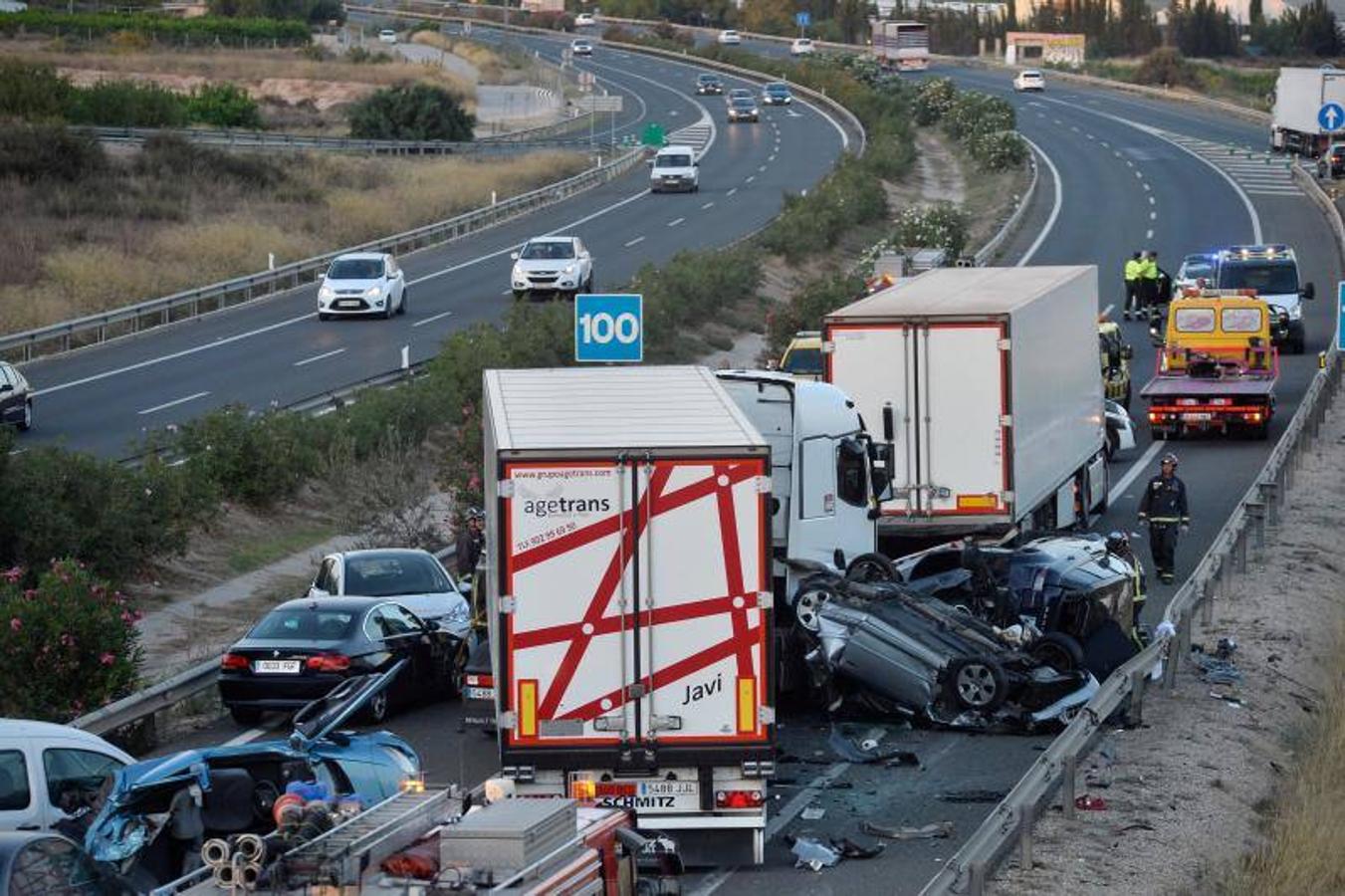 Fotos del accidente mortal en la A-7 en Murcia, donde han fallecido 5 personas