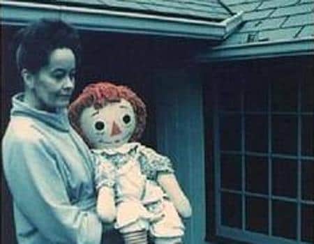 Lorraine Warren junto a la verdadera muñeca Annabelle.