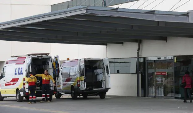 Dos ambulancias en la puerta del Hospital La Fe. 