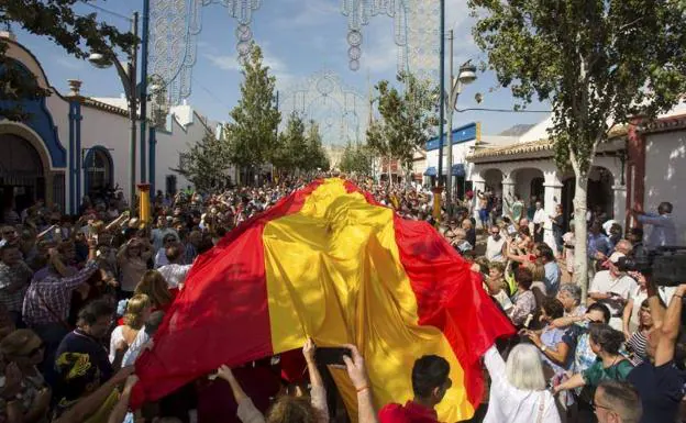 La bandera de España más larga del mundo, de cincuenta metros de largo por cinco de ancho.