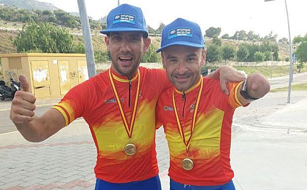 Ricardo Ten (derecha), con Maurice Eckhard, luciendo las primeras medallas en ciclismo.