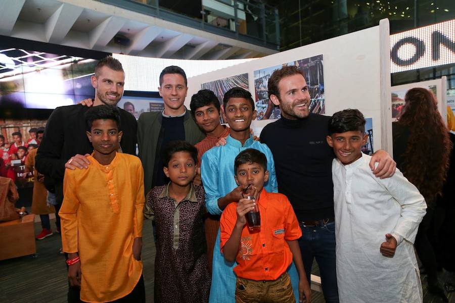 El Museo Nacional del Fútbol de Mánchester acoge una exposición con las fotografías que inspiraron al futbolista español para implicarse en el proyecto solidario 'Common Goal', un fondo colectivo que utiliza el fútbol como herramienta de cambio.