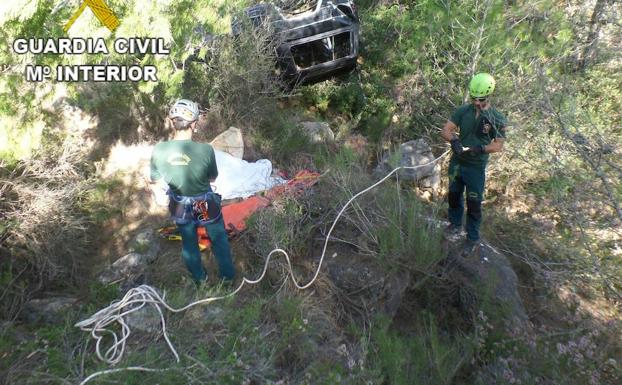 Imagen de los operarios durante la excarcelación de los cuerpos.