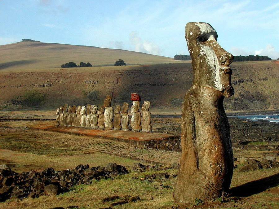 Estatuas 'Moai', labradas en rocas volcánicas, erigidas en la bahía de 'Tongariki", en la Isla de Pascua. El nombre completo de las estatuas en su idioma local es Moai Aringa Ora, que significa “rostro vivo de los ancestros”. Estos gigantes de piedra fueron hechos por los Rapa Nui para representar a sus ancestros, gobernantes o antepasados importantes, que después de muertos tenían la capacidad de extender su “mana” o poder espiritual sobre la tribu, para protegerla.