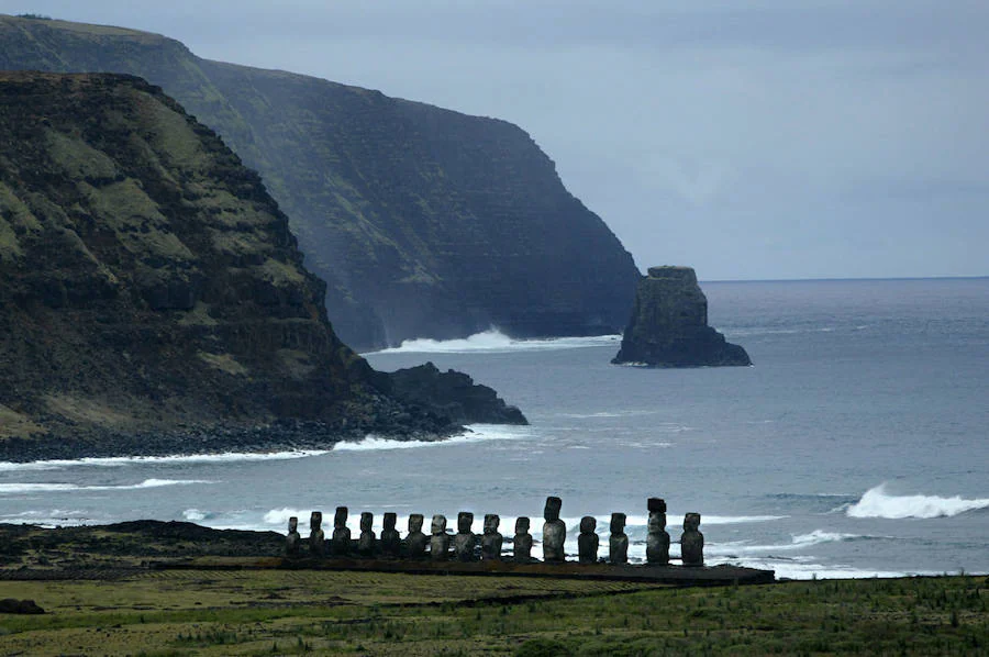 "Moais" del Ahu Tongariki, en la Isla de Pascua. Los moai, las gigantescas estatuas de la Isla de Pascua, constituyen la expresión más importante del arte escultórico Rapa Nui y se han convertido en su seña de identidad. El nombre completo de las estatuas en su idioma local es Moai Aringa Ora, que significa “rostro vivo de los ancestros”.