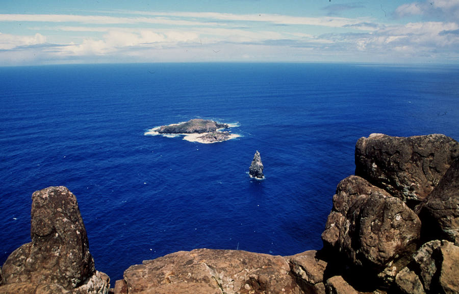 Isla de Pascua (en idioma rapanui: Rapa Nui, «Rapa grande»​) es una isla de Chile ubicada en la Polinesia, en medio del océano Pacífico a 3700 km de Caldera.​ Tiene una superficie de 163,6 km², lo que la convierte en la mayor de las islas del Chile insular, y una población de 5035 habitantes, concentrados en Hanga Roa, capital y único poblado existente en la isla. La tierra habitada más cercana es el territorio británico de las Islas Pitcairn.