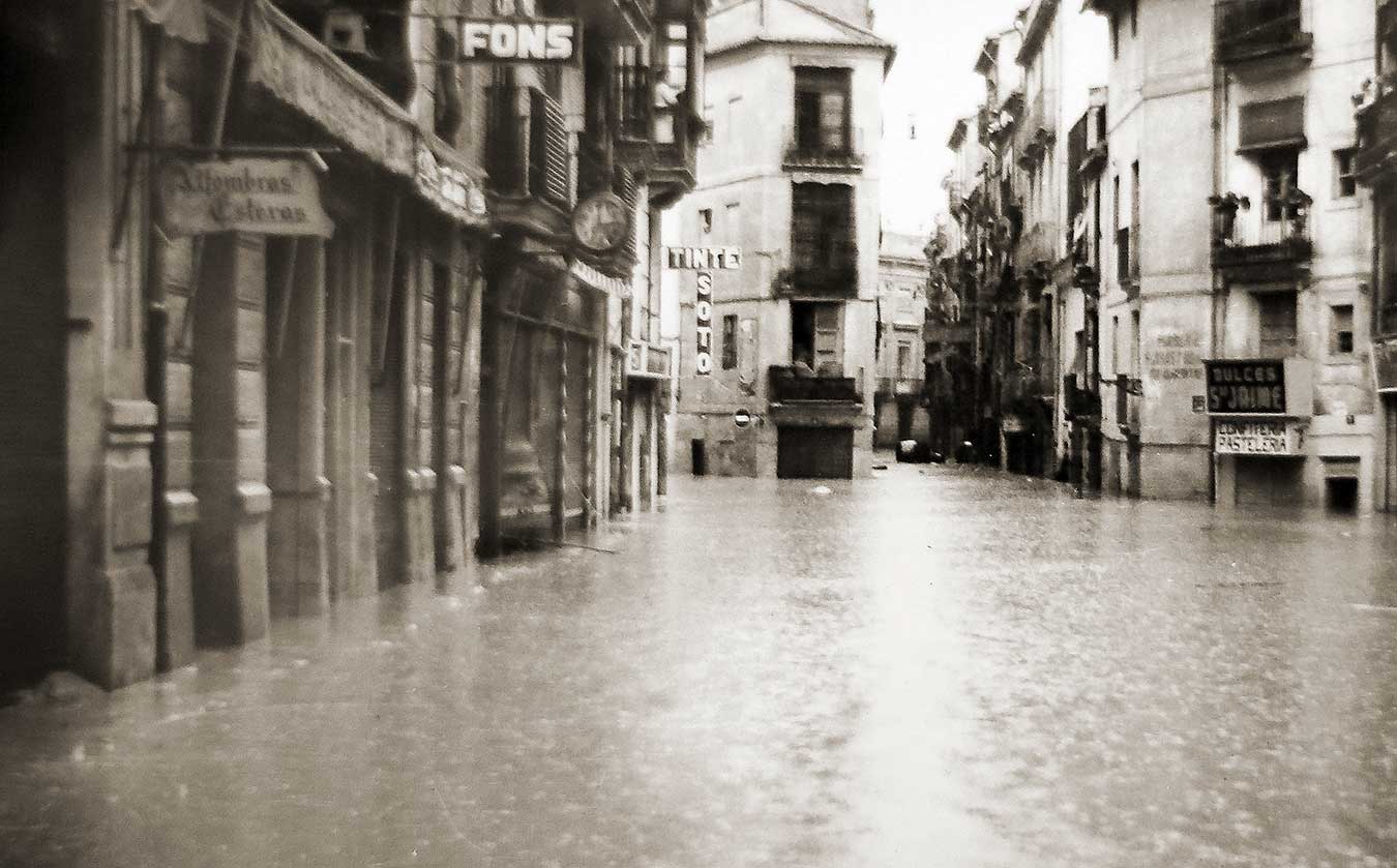 Fotos de la actuación militar en Valencia tras la riada de 1957