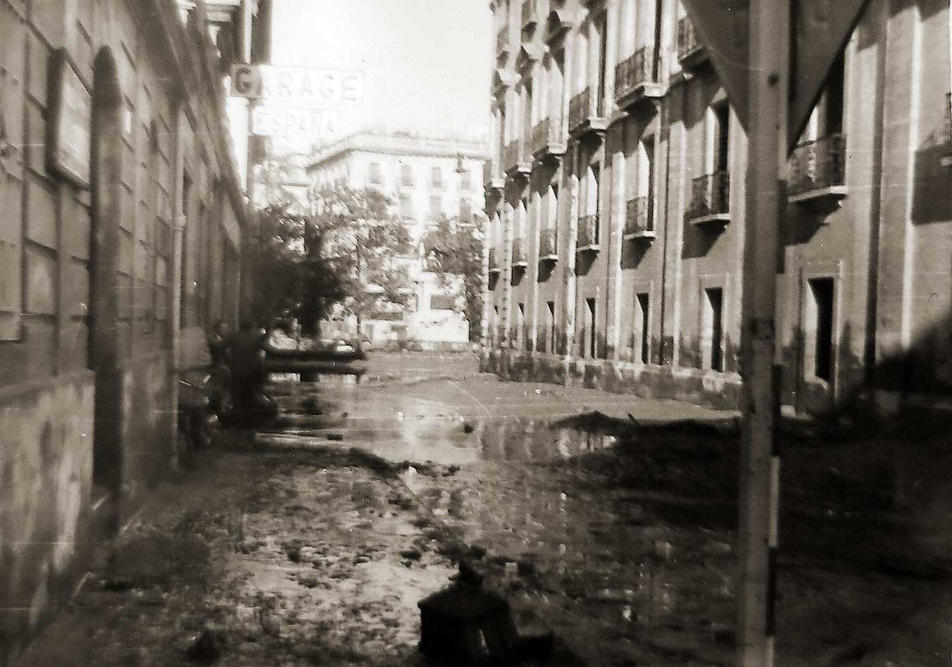 Fotos de la actuación militar en Valencia tras la riada de 1957